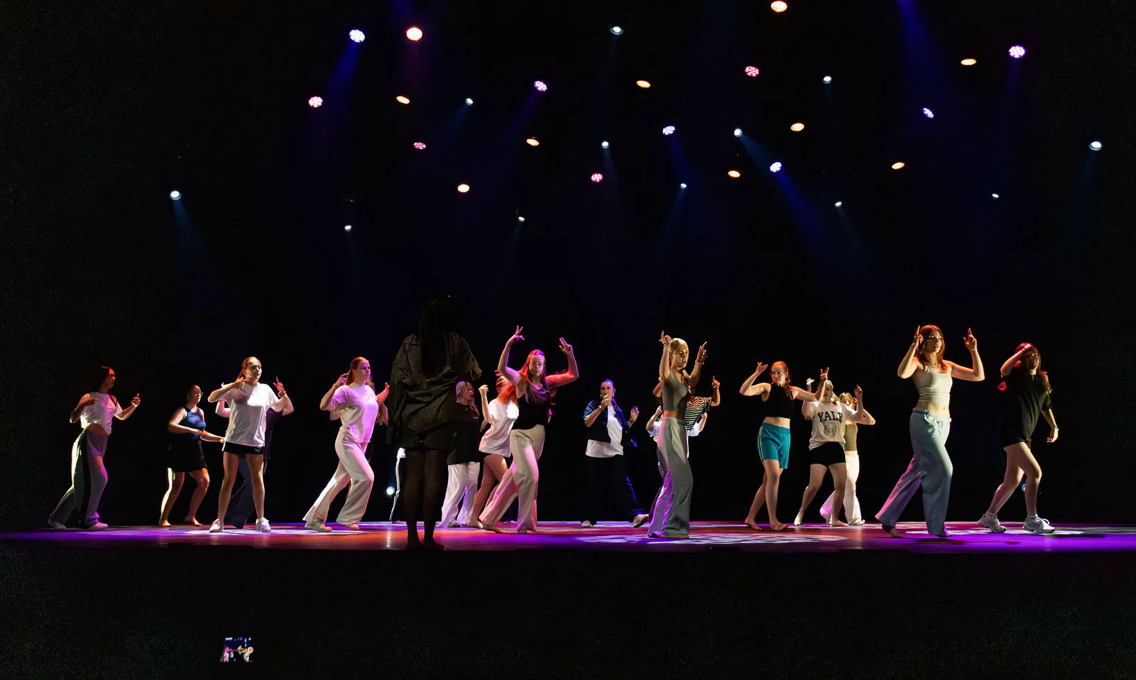 Leerlingen van Dansstudio Maaike op het podium tijdens de eindvoorstelling in het Zaantheater