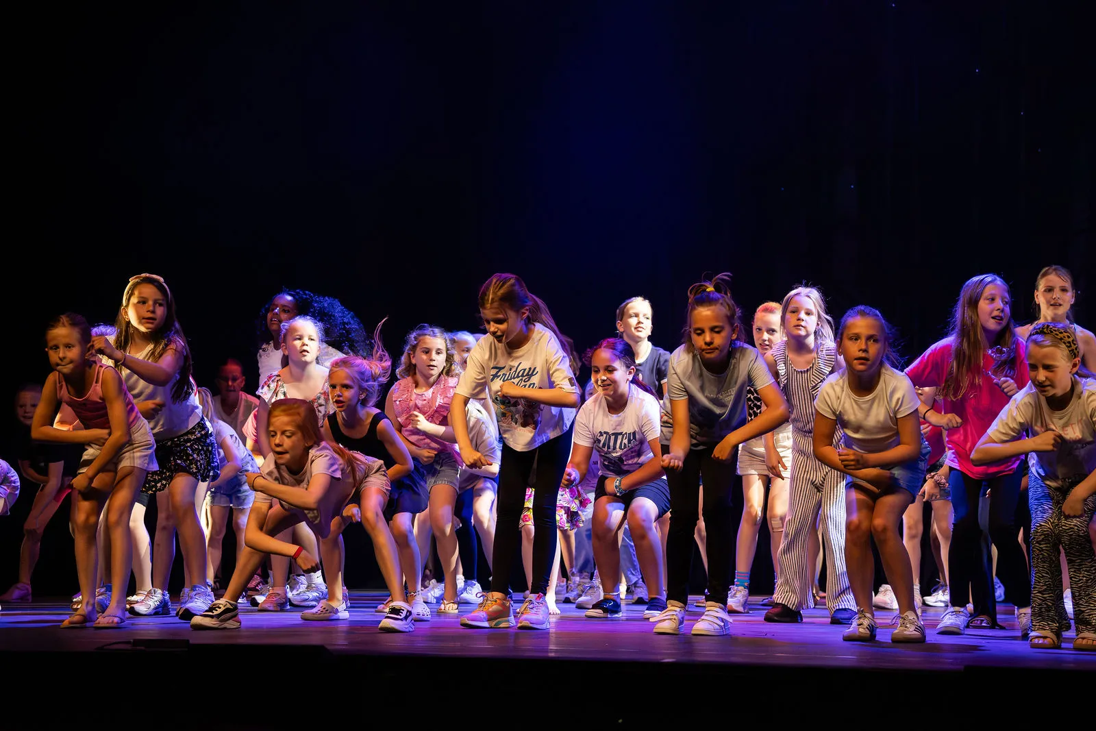 Leerlingen van Dansstudio Maaike op het podium tijdens de eindvoorstelling in het Zaantheater
