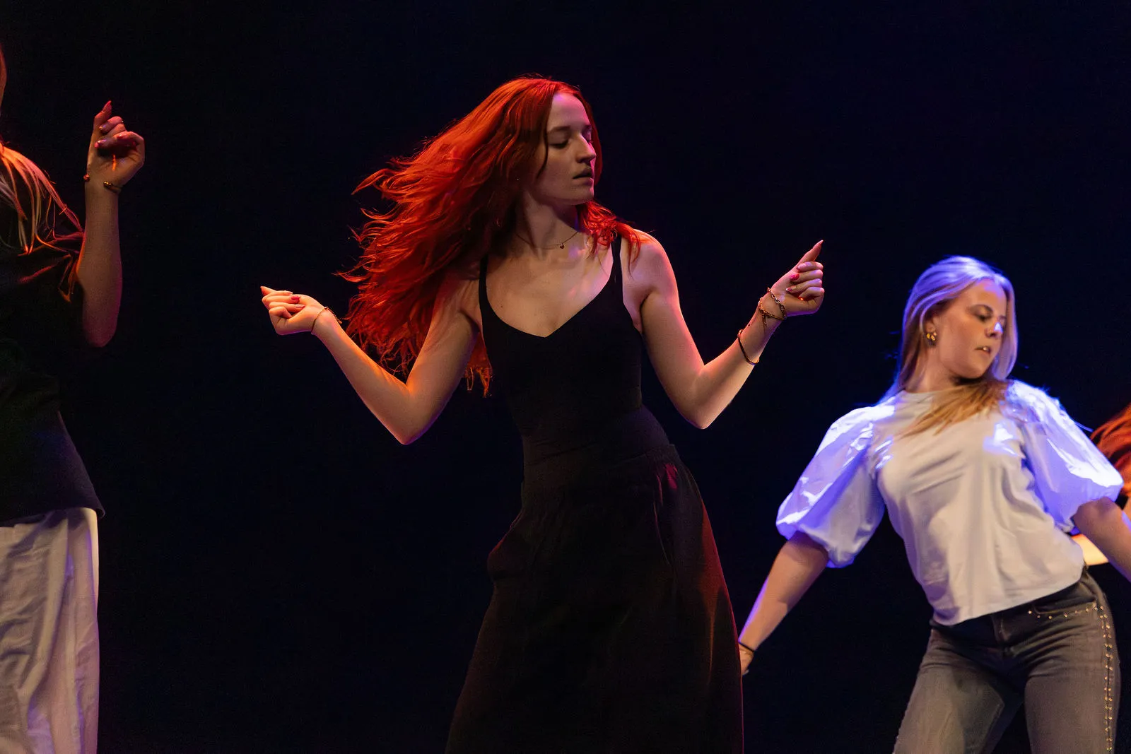 Leerlingen van Dansstudio Maaike op het podium tijdens de eindvoorstelling in het Zaantheater