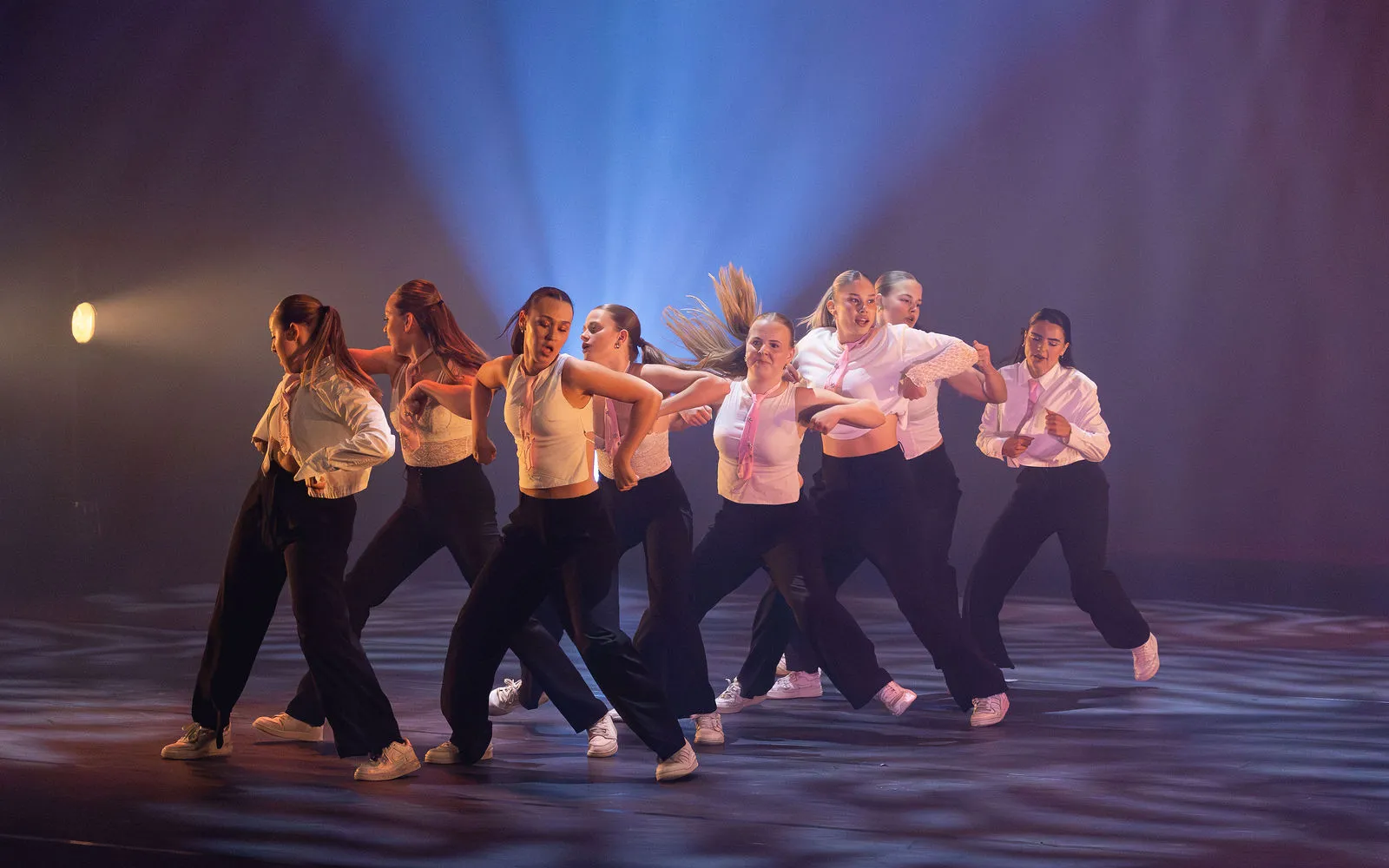 Leerlingen van Dansstudio Maaike op het podium tijdens de eindvoorstelling in het Zaantheater