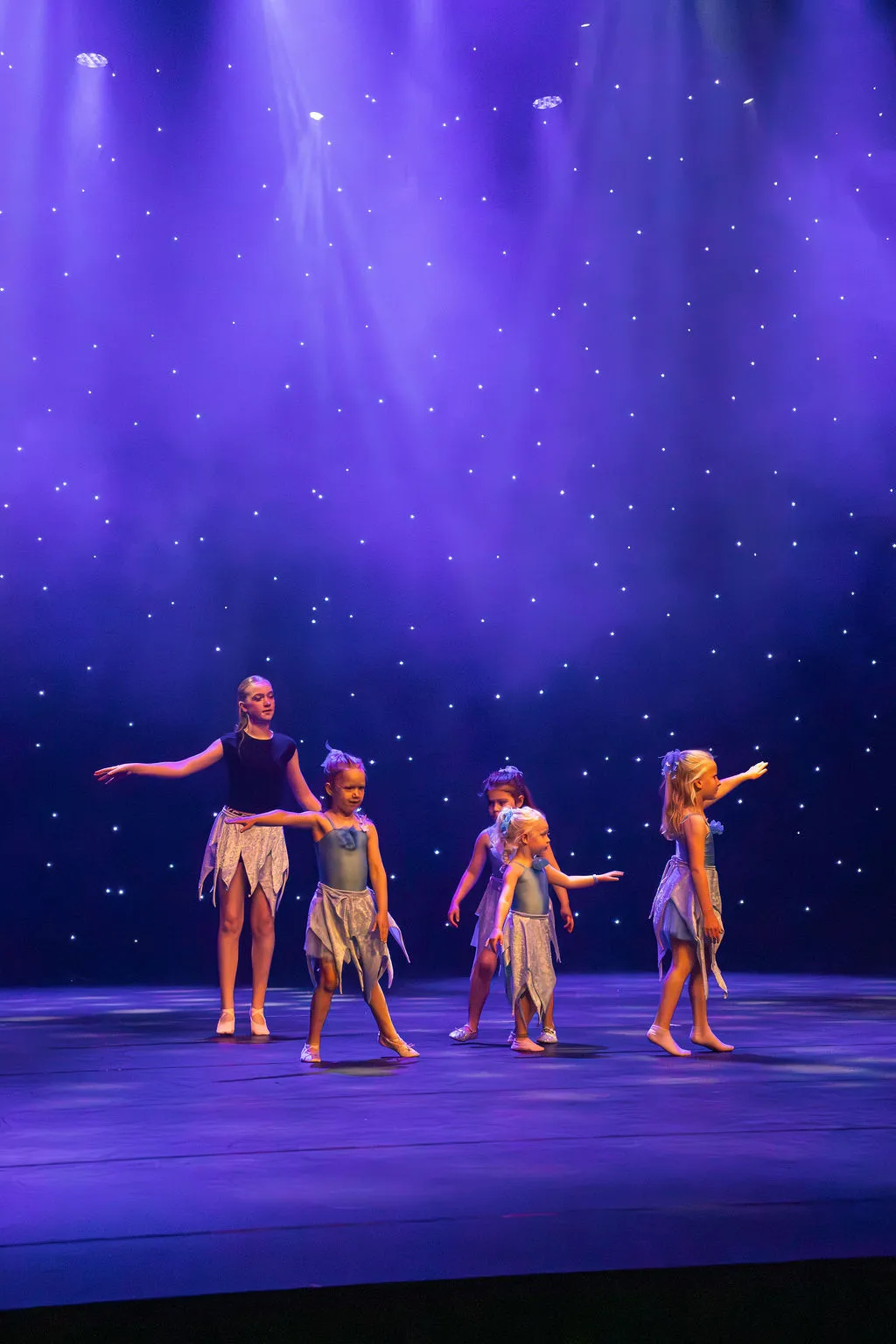 Leerlingen van Dansstudio Maaike op het podium tijdens de eindvoorstelling in het Zaantheater