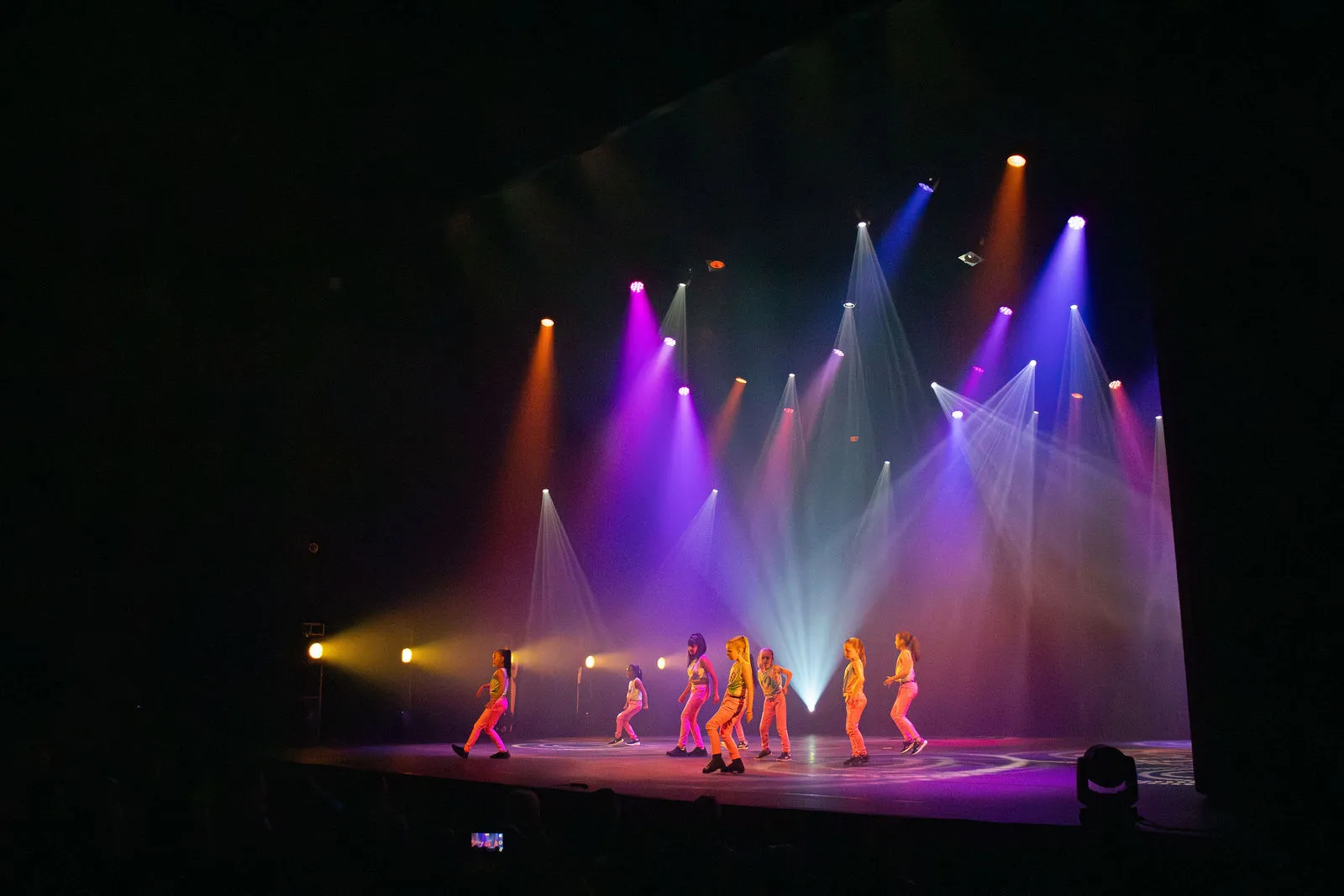 Leerlingen van Dansstudio Maaike op het podium tijdens de eindvoorstelling in het Zaantheater