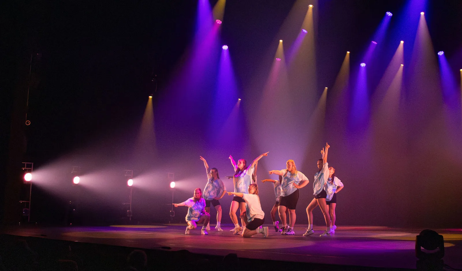 Leerlingen van Dansstudio Maaike op het podium tijdens de eindvoorstelling in het Zaantheater