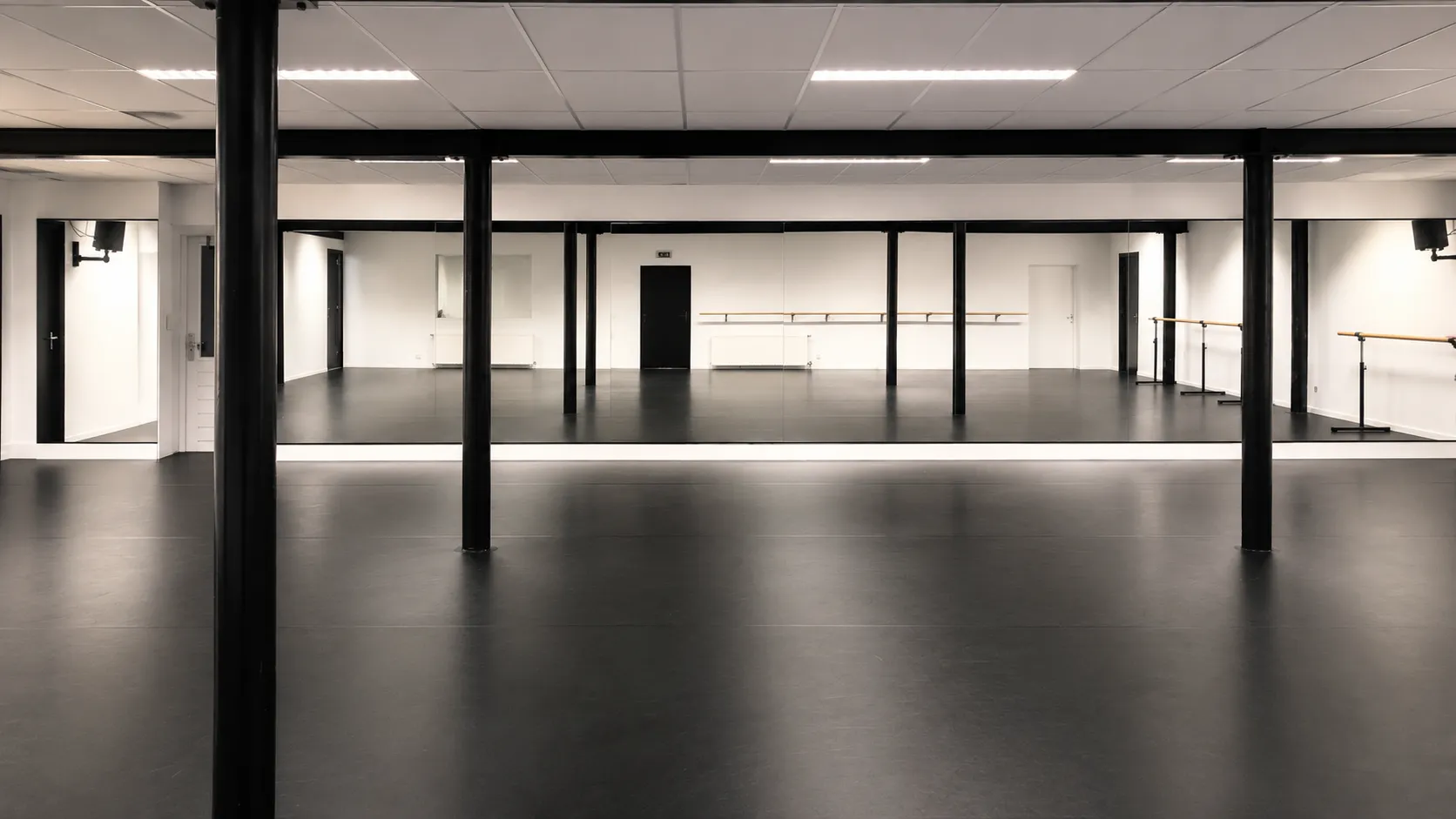 Dansvloer en spiegelwand in de grote zaal van Dansstudio Maaike Assendelft